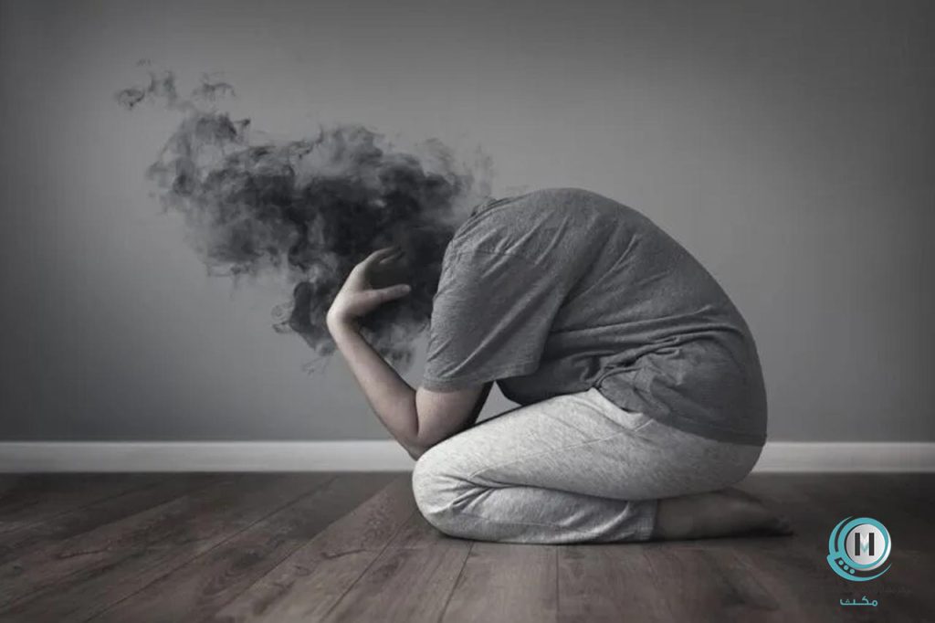 دختری که درگیر استرس و اضطراب است و سر او به صورت نمادین به دود تبدیل شده