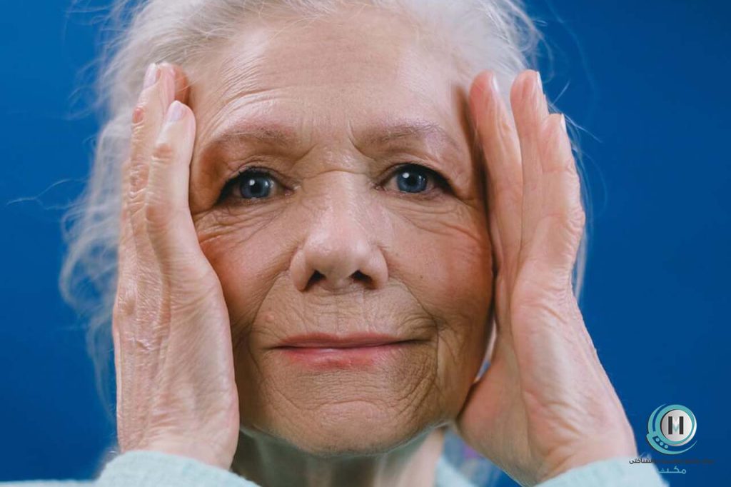 پیرزن مسنی که اضطراب پنهان دارد