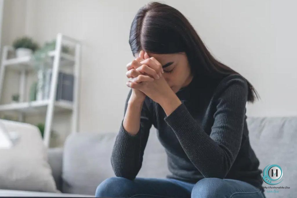 تصویر زنی که مستاصل روی تخت نشسته و اضطراب عصبی دارد