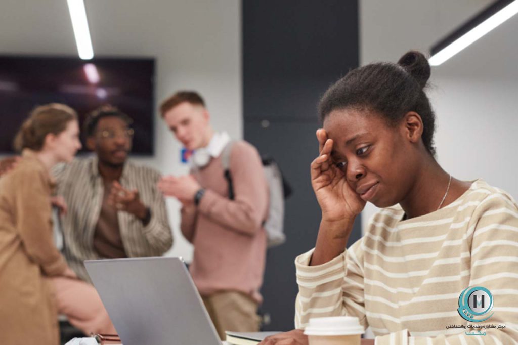 زنی که دچار اضطراب اجتماعی است و از حضور در جمع ترس دارد. تکنیکهای cbt برای درمان اضطراب اجتماعی میتواند به او کمک کند.