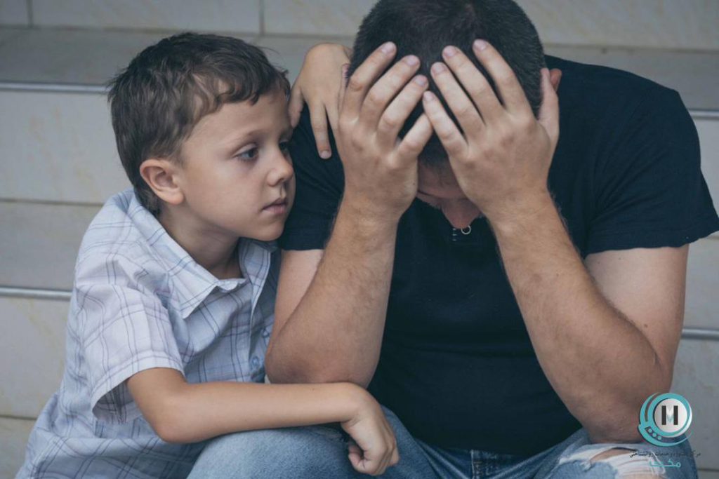 پسربچه ای که در حال دلداری دادن به پدرش است. پدر کودک از مشکلات روانی رنج میبرد