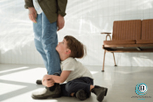 کودکی که پای پدرش را گرفته تا نرود. کودک به طرحواره رهاشدگی دچار شده