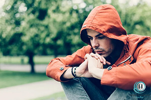 مردی با لباس نارنحی که درگیر اختلال استرس حاد است