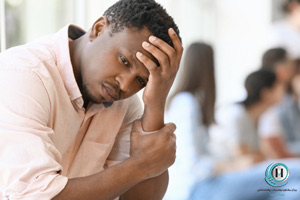 فردی که با تنهایی پنهان دست و پنجه نرم و میکند