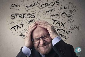 کلینیک و مرکز مشاوره روانشناسی مکث مردی که سرش را بین دستانش گرفته و دغدغه های او اطراف سرش نوشته شده اند