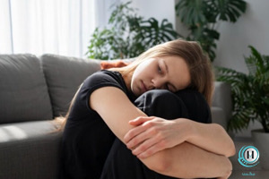 کلینیک و مرکز مشاوره روانشناسی مکث زنی که بخاطر اعتراضات تاب آوری روانی اش کم شده