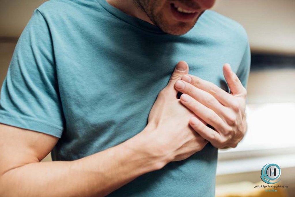 مقایسه اضطراب طبیعی با اختلال اضطرابی! راهنمای ساده تشخیص + زمان مناسب مراجعه به روانشناس نشانه جسمی اضطراب مانند درد قفسه سینه؛ تصویر مردی که تفاوت اضطراب طبیعی و اختلال اضطرابی را از نظر شدت علائم نشان میدهد